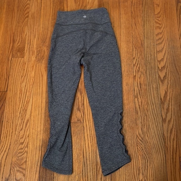 Lululemon Tied To It Crop 21" Heathered Black / Dark Carbon size 4 preppy - Picture 3 of 8